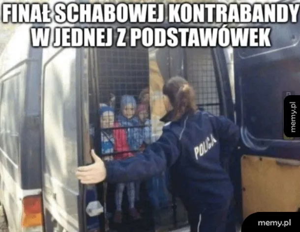 Policjantka zamyka drzwi radiowozu, w środku siedzą dzieci w zimowych czapkach.