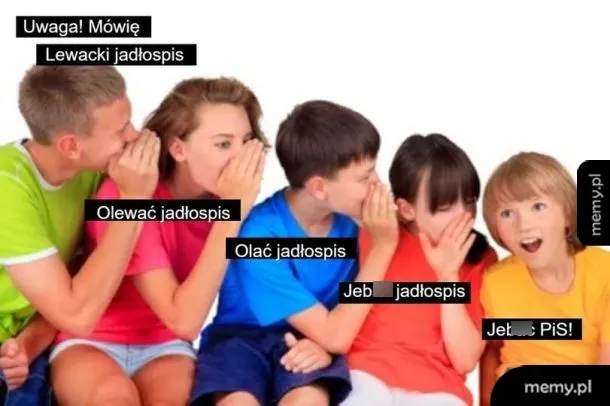 Grupa dzieci przekazująca sobie sekret w formie głuchatego telefonu.
