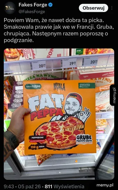 Zdjęcie pudełka pizzy Fat Peppa z Żabki trzymanego przez klienta na tle lodówki sklepowej.