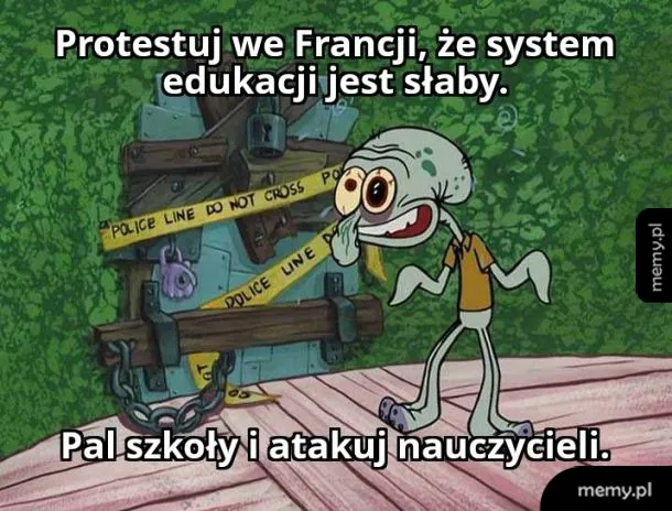 Skalmar ze SpongeBoba wygląda na obłąkanego na tle zabarykadowanych drzwi.