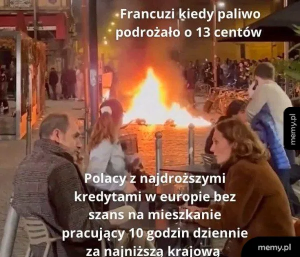 Memy porównujące protestujących Francuzów do spokojnych Polaków w kawiarni.