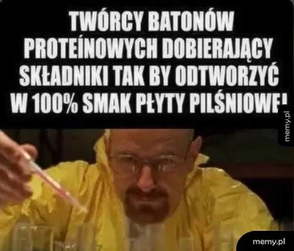 Walter White w żółtym kombinezonie w laboratorium z memu o batonach proteinowych