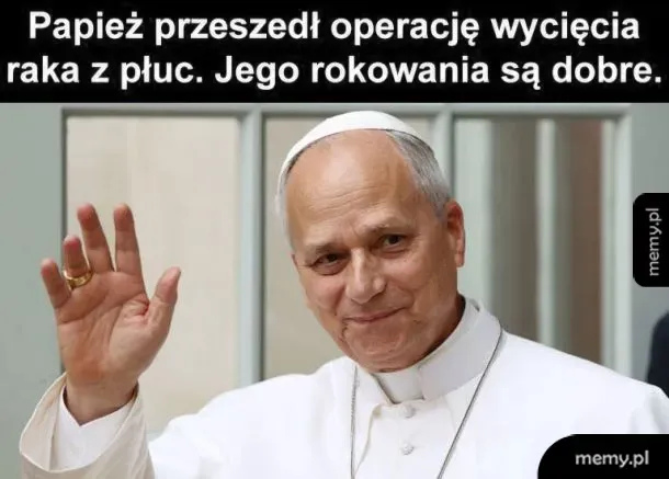 Mężczyzna w sutannie papieskiej machający ręką