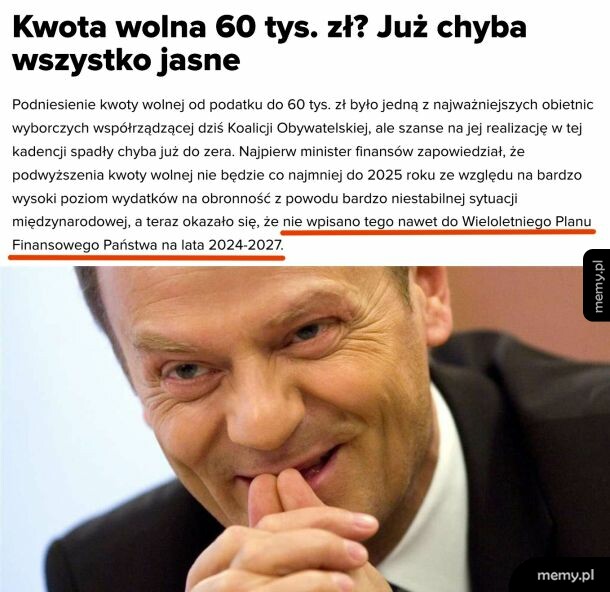 Zbliżenie na twarz Donalda Tuska z drwiącym uśmiechem i palcami przy ustach.