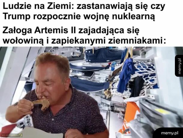 Mężczyzna jedzący mięso wklejony w zdjęcie wnętrza stacji kosmicznej.
