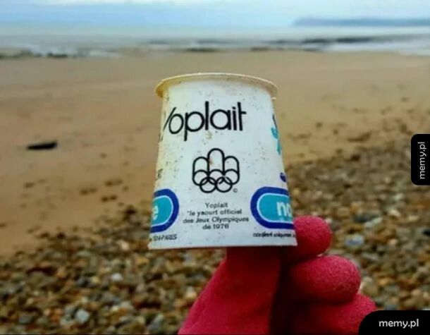 Pudelko po jogurcie z 1976 r. wyrzucone przez morze na brzeg. 44 lata i zero biodegradacji
