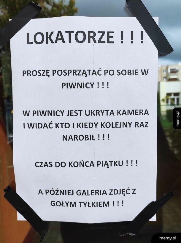 Takie cuś zawisło na drzwiach mojego bloku...