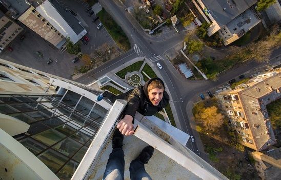 Najbardziej ekstremalne selfie w sieci. Rosja wypowiada im wojnę