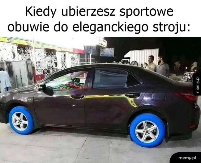 Sportowe obuwie do eleganckiego stroju