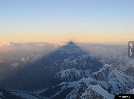 Stukilometrowy cień rzucany przez K2