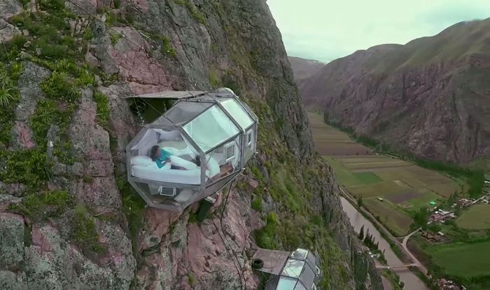 Przerażający, przeźroczysty hotel na skale