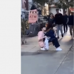 Pewnie rozmawia ze swoim chłopakiem