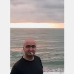 Widać, że jest zafascynowany lotnictwem