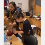 W tej kawiarni zatrudnia się osoby z zespołem Downa nie tylko po to, by dać im pracę, lecz także by pokazać światu ich człowieczeństwo i przełamywać stereotypy