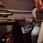 Ten artysta zmienił rurę kanalizacyjną w instrument wydający dźwięk, kt&oacute;ry przywodzi na myśl echa bitwy toczonej na odległej, starożytnej planecie.