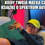 I co chwilę zerka na ciebie